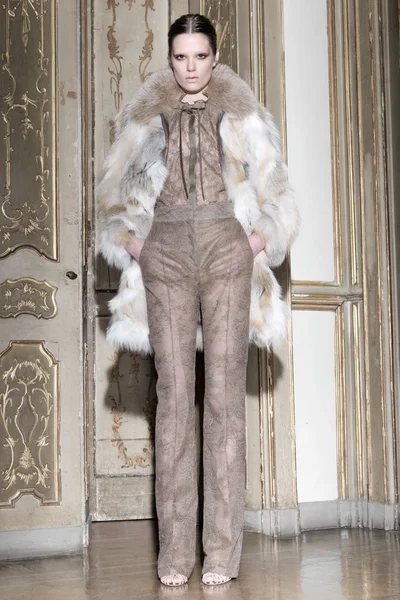 Look 16